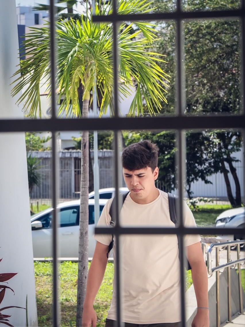 Luciano Moraes em um momento cotidiano ao ar livre