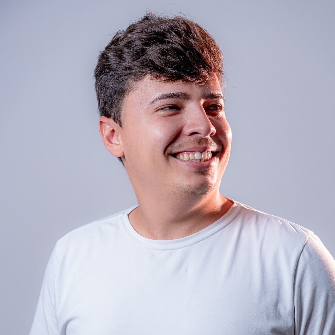 Luciano Moraes sorrindo em retrato de estúdio